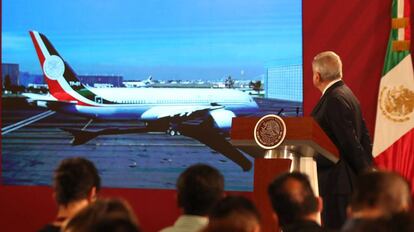 López Obrador observa en una pantalla el avión presidencial, este martes.