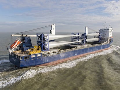 Un buque transporta palas de Vestas a una plataforma eólica marina.