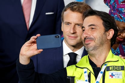 El presidente francés, Emmanuel Macron se hace un selfi con un médico italiano durante la foto de familia del G-20. Además de sanitarios y miembros de la cruz roja de la provincia de Bergamo, en el norte de Italia, donde la pandemia se cebó mayormente con su población en marzo de 2020, también participaron algunos de los enfermeros que han participado en la campaña de vacunación en Roma.