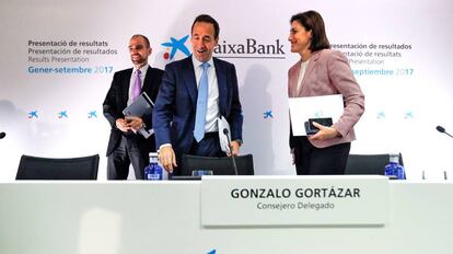 EL consejero delegado de CaixaBank, Gonzalo Gortázar (centro), tras finalizar la rueda de prensa de presentación de los resultados económicos de los nueve primeros meses de 2017 y lo hace por primera vez en Valencia.