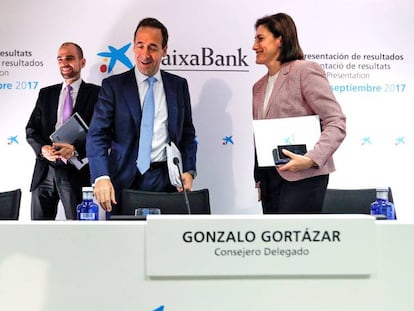 EL consejero delegado de CaixaBank, Gonzalo Gortázar (centro), tras finalizar la rueda de prensa de presentación de los resultados económicos de los nueve primeros meses de 2017 y lo hace por primera vez en Valencia.