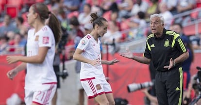 Ignacio Quereda da instrucciones a Leire Landa, ante Corea.