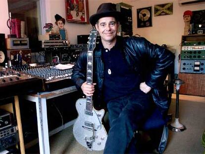 Paul Hester posa en su estudio de grabación en el año 2003.