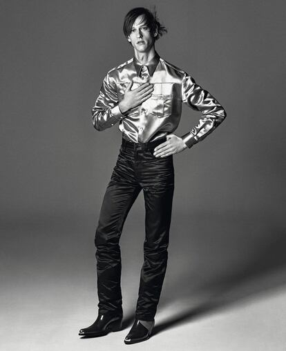 El gusto de Raf Simons, director creativo de la marca estadounidense, por mezclar vanguardia y estereotipos americanos está encapsulado en este ‘look’ de camisa, pantalón y botas de ‘cowboy’ con puntera metálica.