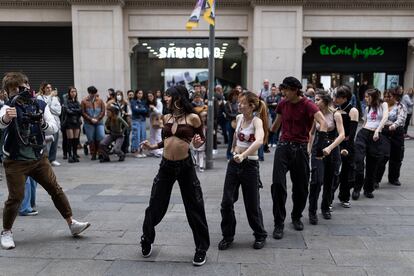 El grupo de baile Hiraeth Crew durante la grabación de su adaptación Left Right del popular grupo de coreano XG en Portal de l'Àngel.