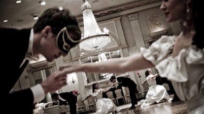 Las danzas de época se suceden en el Baile de la Ópera de Viena del hotel neoyorquino Waldorf Astoria, uno de los grandes acontecimientos sociales de la ciudad. 