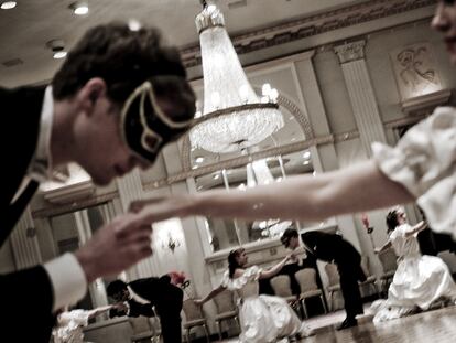 Las danzas de época se suceden en el Baile de la Ópera de Viena del hotel neoyorquino Waldorf Astoria, uno de los grandes acontecimientos sociales de la ciudad. 