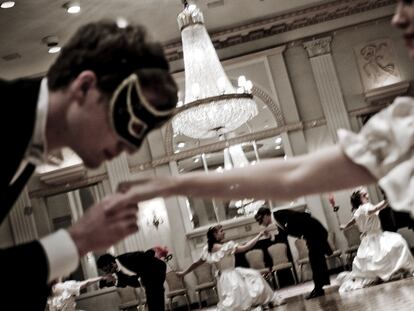 Las danzas de época se suceden en el Baile de la Ópera de Viena del hotel neoyorquino Waldorf Astoria, uno de los grandes acontecimientos sociales de la ciudad.