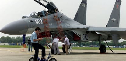 Un Su-30 ruso en una exhibici&oacute;n en Par&iacute;s.