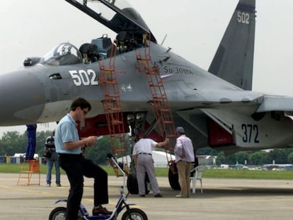 Um Su-30 russo em uma exposição em Paris.