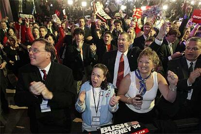 Una vez ms, los estadounidenses se han levantado sin conocer el nombre de su futuro presidente. Sin embargo, los republicanos han celebrado los resultados de Bush, que slo mantiene dos votos electorales de ventaja respecto a los demcratas.