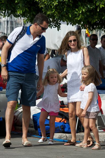 Para el inicio de sus vacaciones estivales, las infantas Leonor y Sofía han optado por un atuendo bastante ligero. Peinadas con una trenza al lado, las pequeñas llegaron a la isla vestidas con camiseta blanca, pantalones cortos de diferentes colores y abarcas menorquinas.