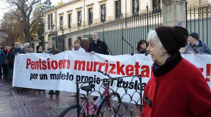 Un momento de la concentración de los sindicatos ante el Parlamento, con Muñoz y Etxaide en el centro tras la pancarta.