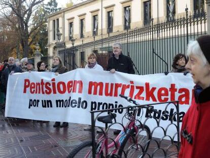 Un momento de la concentración de los sindicatos ante el Parlamento, con Muñoz y Etxaide en el centro tras la pancarta.