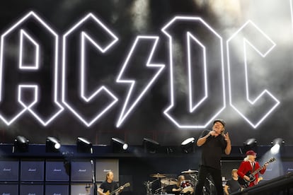 La banda australiano-británica AC/DC durante el concierto ofrecido este miércoles en el estadio de La Cartuja, en Sevilla.
