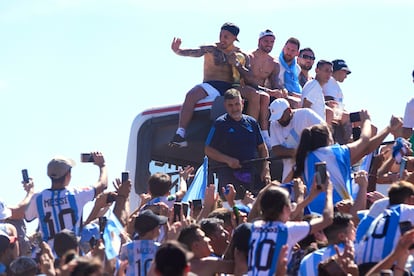 De izquierda a derecha: Leandro Paredes, Rodrigo de Paul, Lionel Messi y Nicolás Otamendi.