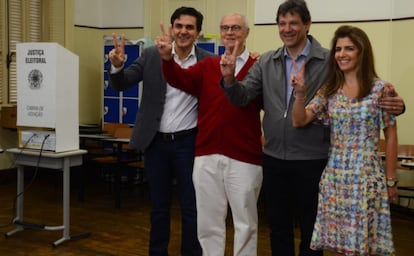 Fernando Haddad vota em São Paulo acompanhado da esposa, Ana Estela Haddad, do vice Gabriel Chalita (à esq.) e do ex-senador Eduardo Suplicy. Haddad cresceu nas pesquisas na reta final e está empatado no segundo lugar com Celso Russomanno e Marta Suplicy, com chances de avançar ao segundo turno.