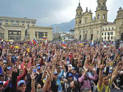 Miles de venezolanos exiliados en Colombia se manifiestan este sábado en la plaza Bolívar de Bogotá en apoyo a Guaidó.