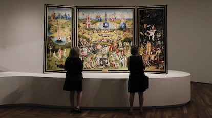 Dos visitantes observan El jard&iacute;n de las delicias, de El Bosco, expuesto en la actual muestra del Museo del Prado (Madrid).