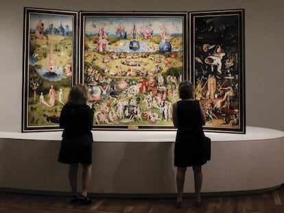 Dos visitantes observan El jard&iacute;n de las delicias, de El Bosco, expuesto en la actual muestra del Museo del Prado (Madrid).