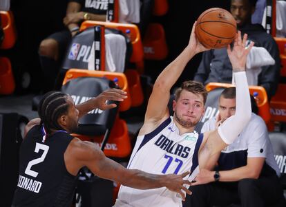 Doncic, con el balón, ante Kawhi Leonard.