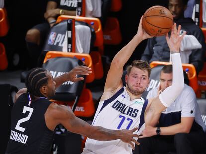 Doncic, con el balón, ante Kawhi Leonard.