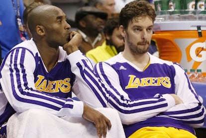 Pau Gasol, en el banquillo, junto a Bryant.