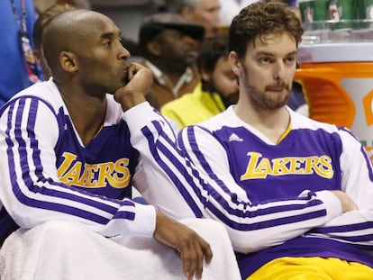 Pau Gasol, en el banquillo, junto a Bryant.