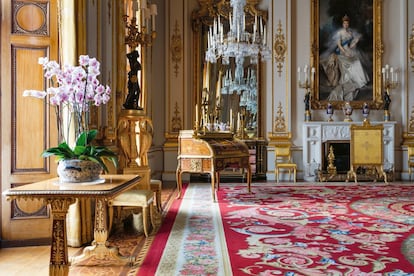 El Salón Blanco o The White Drawing Room es uno de las estancias reales más grandes. Nadie podría adivinar por dónde entra la reina antes de la recepción de sus invitados: lo hace a través de una puerta oculta tras un espejo y un armario. Aquí se celebran audiencias y pequeñas reuniones, de hecho, es donde el embajador de España –así como otros colegas– presentan sus credenciales ante Su Majestad cuando toman su puesto. Entre sus fastos dorados, se celebran importantes galas y también se han hecho las famosas retransmisiones navideñas.