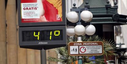 Term&oacute;metro marcando los 41 grados en Valencia este jueves.