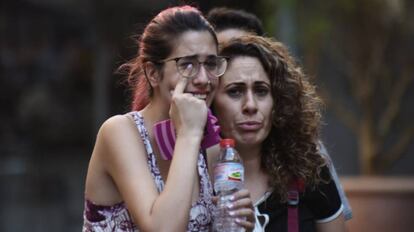 Pessoas chorando minutos depois do atentado