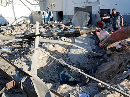 Escombros no centro de detenção de imigrantes atingido por um bombardeio aéreo em Tayura, Trípoli.