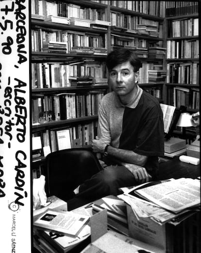 Alberto Cardín posa en su biblioteca durante una entrevista realizada para EL PAÍS en el año 1990.