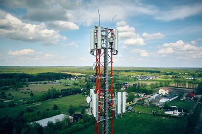 Imagen de archivo de una torre de telecomunicaciones de Cellnex situada en Cracovia, Polonia.