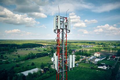 Imagen de archivo de una torre de telecomunicaciones​ de Cellnex situada en Cracovia, Polonia.