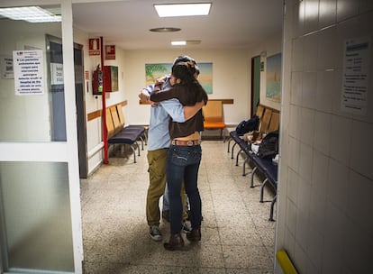 Rafael Villalobos se abraza a un familiar y una amiga en la sala de espera de los quirófanos tras conocer el resultado de la operación. Poco después comentará: "Este hospital… aquí pasan milagros. Aquí es donde suceden".