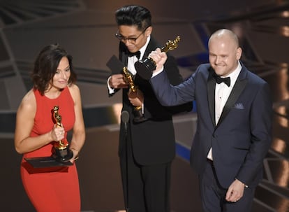 Lucy Sibbick, Kazuhiro Tsuji e David Malinowski celebram o Oscar de Melhor Cabelo e Maquiagem por 'O Destino de Uma Nação'.