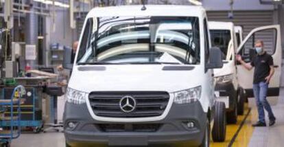 Trabajadores de Mercedes-Benz en la fábrica de la ciudad alemana de Ludwigsfelde