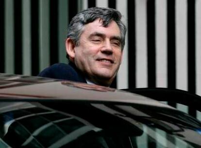 El ministro de Finanzas, Gordon Brown, sale de su residencia ayer en Londres.