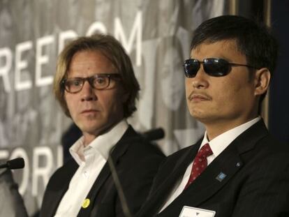 El secretario general de la secci&oacute;n noruega de Amnist&iacute;a Internacional, Jon Peder Egenaes (izquierda), y el activista chino defensor de los derechos humanos Chen Guangcheng, en el Oslo Freedom Forum.