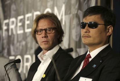 El secretario general de la secci&oacute;n noruega de Amnist&iacute;a Internacional, Jon Peder Egenaes (izquierda), y el activista chino defensor de los derechos humanos Chen Guangcheng, en el Oslo Freedom Forum.