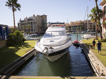 Un yate en la exclusiva urbanizaci&oacute;n Sotogrande, en C&aacute;diz.