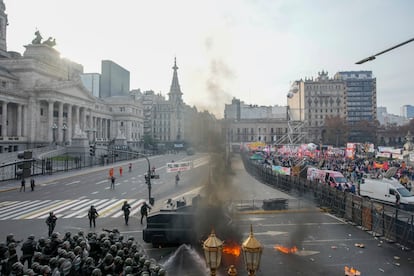 Policías acordonaron el edificio del Congreso.