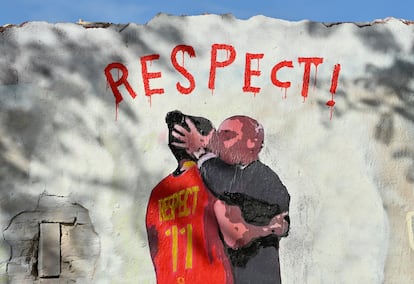 El mural del artista callejero italiano Salvatore Benintende, alias 'TvBoy', sobre el beso "no consentido" a Hermoso, bajo el lema "respect!" [¡respeto!], en Barcelona.