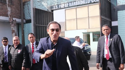Martín Vizcarra, al frente, sale de la cárcel de Barbadillo en Lima, Perú, el 4 de septiembre 2025.