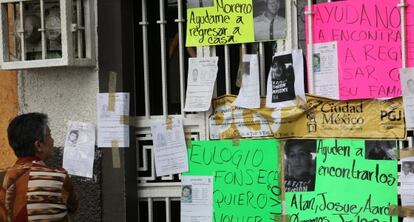 Mensajes y fotografías de los desaparecidos, en el barrio de Tepito.