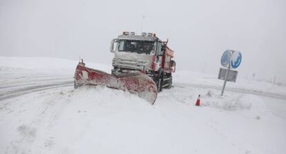 M&aacute;quina quitanieve en el puerto de Navacerrada, entre Madrid y Segovia.