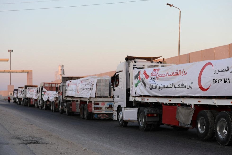 Camiones de la Media Luna Roja con ayuda humanitaria, el domingo en el cruce de Rafah, entre Egipto y la Franja.