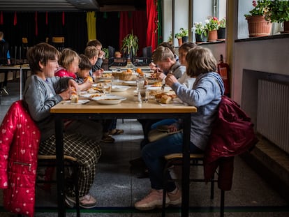 Un grupo de menores huérfanos huidos de Ucrania almuerza en el colegio de Salamanca donde están acogidos.