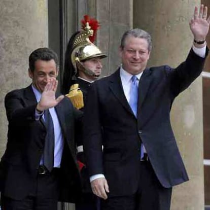 Nicolas Sarkozy (izquierda) y Al Gore, en la presentación del plan medioambiental francés, ayer en París.